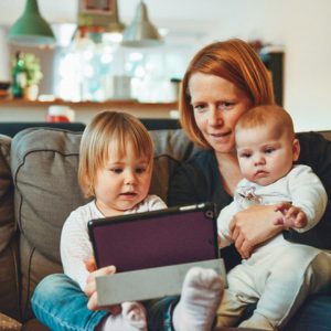 teknoloji bağımlısı aile, annenin telefon kullanan çocuklara yaklaşımı, bebek, internet, tablet