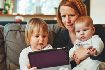 teknoloji bağımlısı aile, annenin telefon kullanan çocuklara yaklaşımı, bebek, internet, tablet
