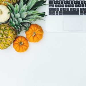 online diyet, uzaktan beslenme danışmanlığı, diyetisyen, klavye, mac, bilgisayar, yazar, yazı, makale, ananas