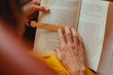 kitap okuma, ayıraç, kadın, yaşlı, sarı, okuma