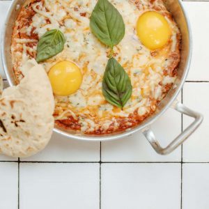 pizza, omlet, sahanda yumurta, fesleğen, yeşillik, ekmek, yufka