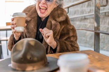 neşeli kadın, yaşlı, kahve, güneş gözlüğü, take away kahve, şapka, menopoz, geriatri