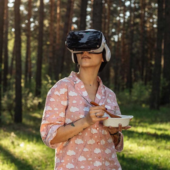 VR teknolojisi, sanal gerçeklik, virtual reality, ara öğün, doğa, kadın