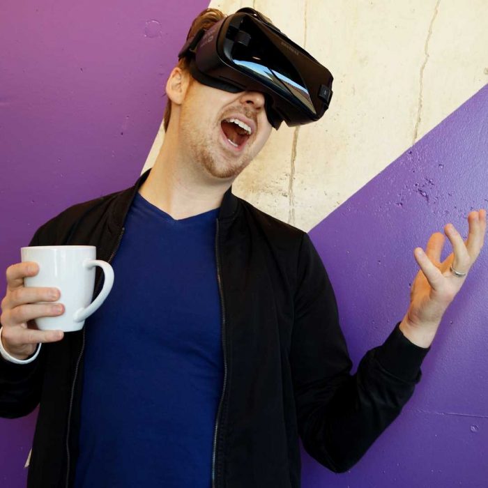 VR teknolojisi, sanal gerçeklik, virtual reality, kahve, erkek, kupa, şarkı söyleme