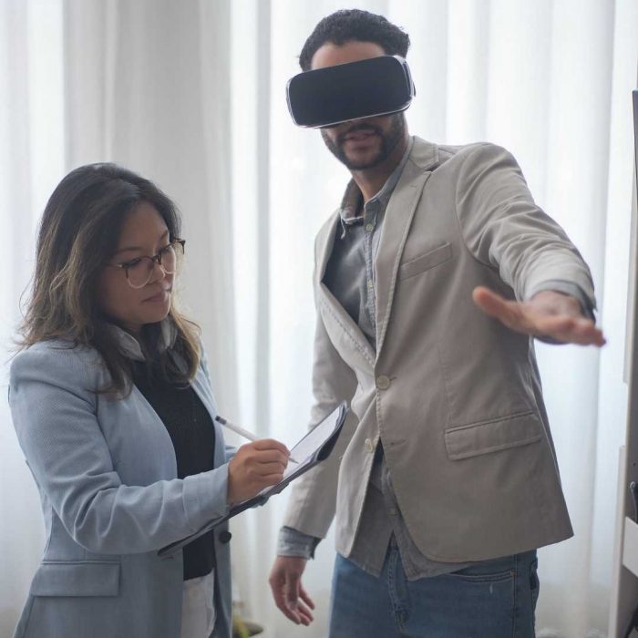 VR teknolojisi, sanal gerçeklik, virtual reality, terapist, kadın, erkek, danışan