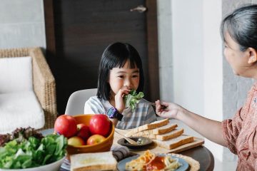 çocuk, kahvaltı, yeşillik, anne, çocuk beslenmesi, ekmek, sofra, bakım verme