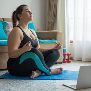 yoga, kadın, obeziteli kadın hasta, evde online yoga