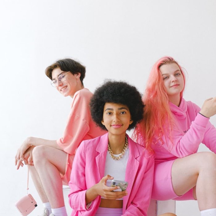 gençler, pembe, moda, sosyalleşme, ilişkiler, mutlu, psikoseksüel gelişim