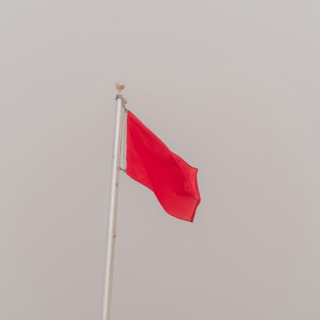 red flag, kırmızı bayrak, ilişkilerde red flag, flama, tehlike, uyarı, sinyal, bayraklar