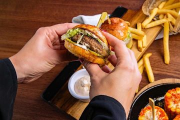 hamburger, patataes, adam, diyet kaçamağı, fastafood