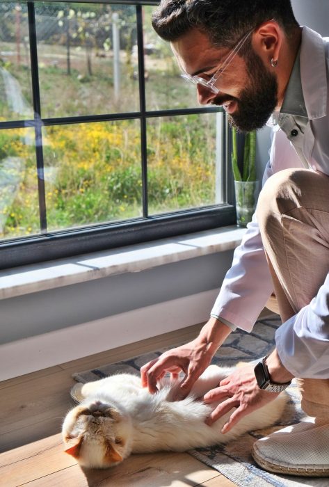 Şenol Yıldız ve kedisi Снежко (Snezhko)